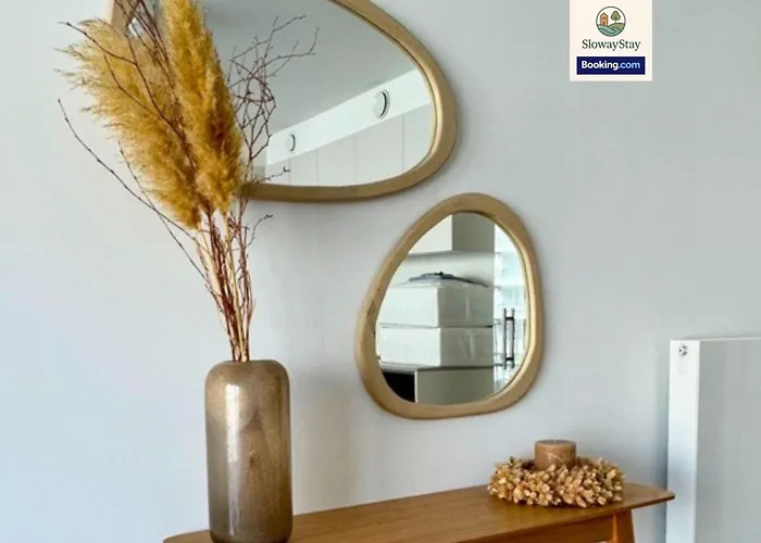 Sea View 1 Bedroom Flat With Pool - Ideal For Couples & Families By Slowaystay & Short Term Apartment